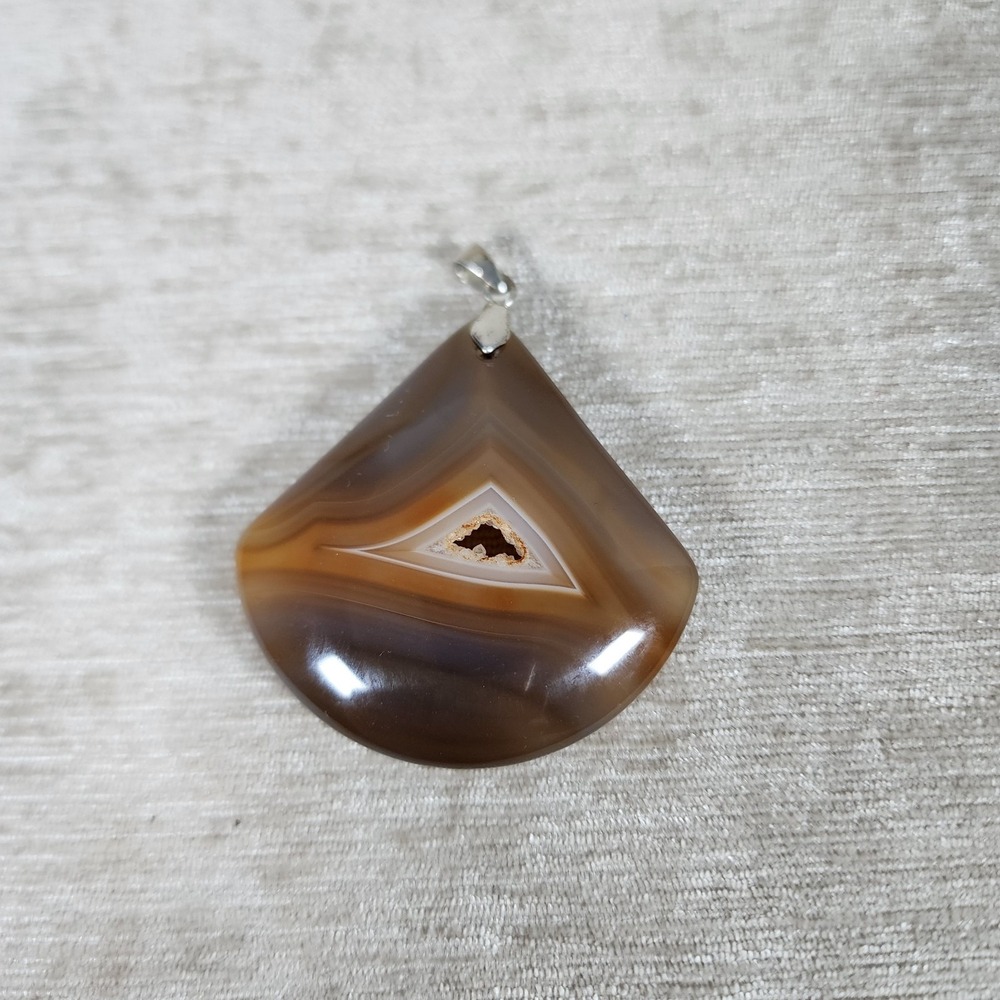 polished brown agate pendant with a sparkling triangular druzy center 2.75" - Picture 4 of 8
